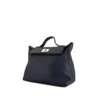 Сумка Hermès 24/24 из синей и черной кожи.