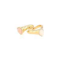 Пара колец Van Cleef & Arpels из желтого золота с кораллом