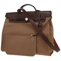 Сумка Hermès Herbag, которую можно носить на плече или в руке, из серо-коричневой парусины и коричневой кожи.