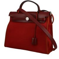 Сумка Hermès Herbag, которую можно носить на плече или в руке, из красной парусины и красной кожи.