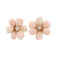 Пара серег Van Cleef & Arpels Rose de Noel из желтого золота с кораллами и бриллиантами
