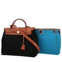 Сумка Hermès Herbag, которую можно носить на плече или в руке, из черной парусины и коричневой кожи.