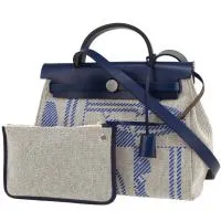 Сумка Hermès Herbag, которую можно носить на плече или в руке, из серо-синей парусины и темно-синей кожи.